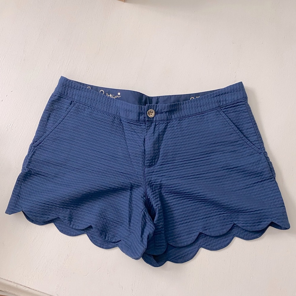 EUC Womens scalloped shorts. Lilly Pulitzer The Buttercup Short. Sz 8. Navy blue